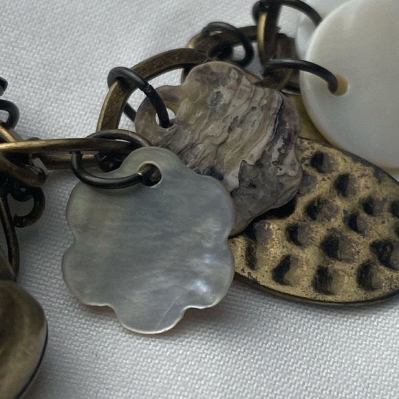 Women's Fashion Jewelry - Gold-toned Seashell Necklace with carved shells - Picture 4 of 4